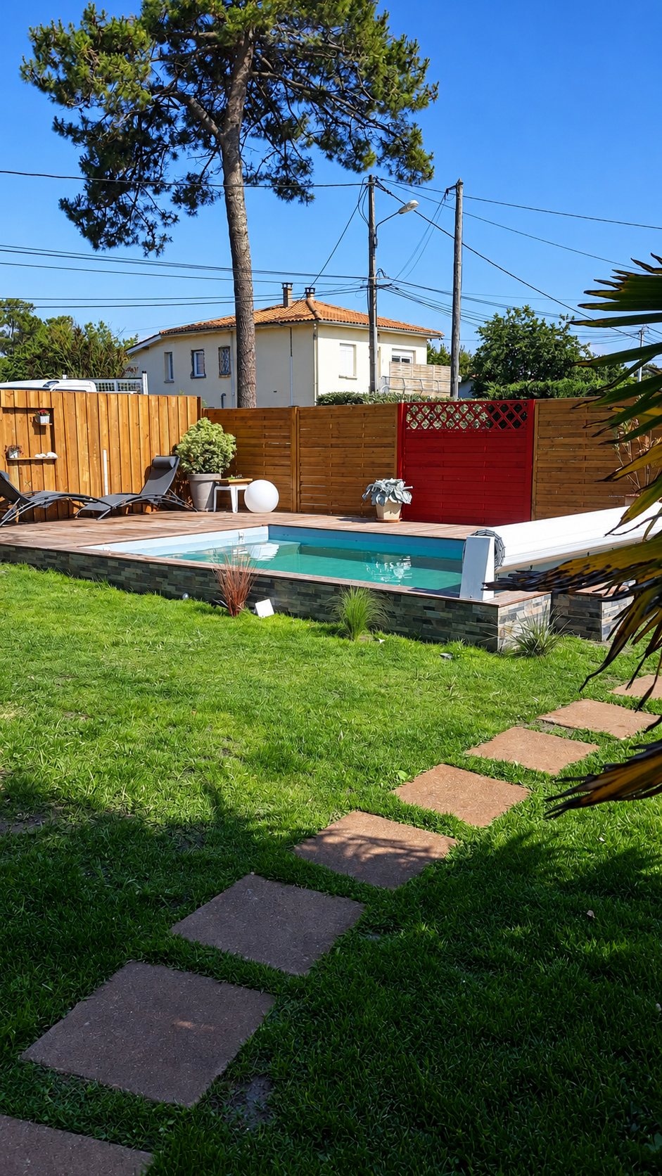 Petite piscine avec terrasse en bois dans un jardin