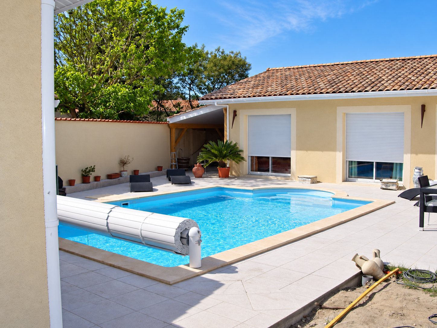 Piscine rectangulaire avec volet roulant enroulé